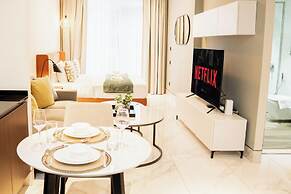Luxury Studio Rooftop Pool & Gym Access