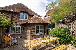 Cosy Character Cottage by the Sea