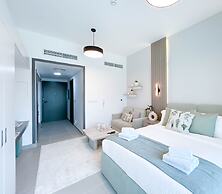 Urban Escape Studio Pool, Gym & Stylish Living