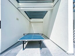 Urban Escape Studio Pool, Gym & Stylish Living