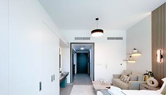 Urban Escape Studio Pool, Gym & Stylish Living