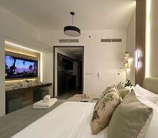 Urban Escape Studio Pool, Gym & Stylish Living