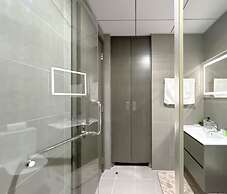 Urban Escape Studio Pool, Gym & Stylish Living