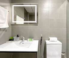 Urban Escape Studio Pool, Gym & Stylish Living