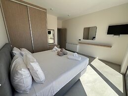 Luxurious Villa Retreat in Lourdata