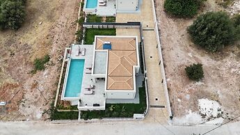 Luxurious Villa Retreat in Lourdata