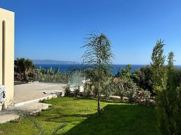 Luxurious Villa Retreat in Lourdata