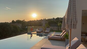 Luxurious Villa Retreat in Lourdata