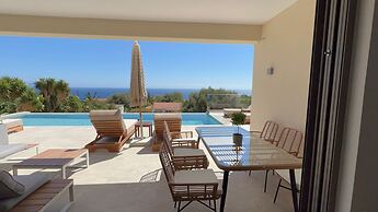 Luxurious Villa Retreat in Lourdata