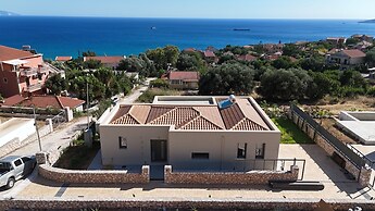 Luxurious Villa Retreat in Lourdata