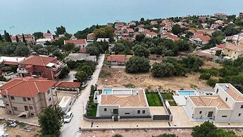 Luxurious Villa Retreat in Lourdata