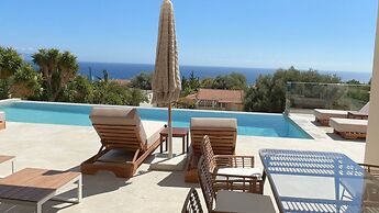 Luxurious Villa Retreat in Lourdata
