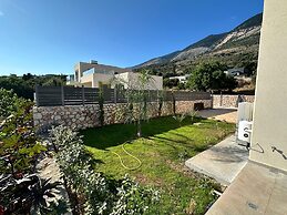 Luxurious Villa Retreat in Lourdata