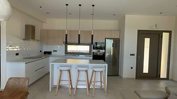 Luxurious Villa Retreat in Lourdata