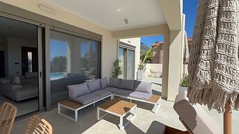 Luxurious Villa Retreat in Lourdata