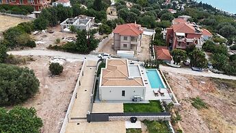 Luxurious Villa Retreat in Lourdata