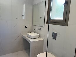 Luxurious Villa Retreat in Lourdata