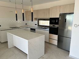 Luxurious Villa Retreat in Lourdata