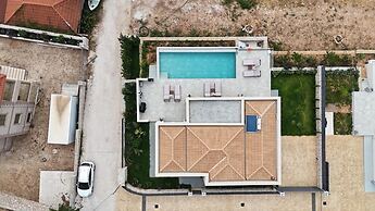 Luxurious Villa Retreat in Lourdata