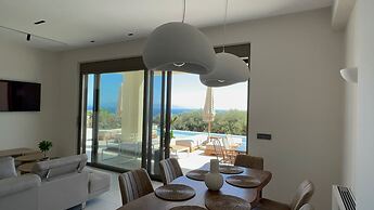 Luxurious Villa Retreat in Lourdata