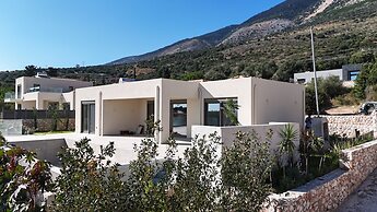 Luxurious Villa Retreat in Lourdata