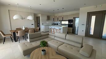 Luxurious Villa Retreat in Lourdata