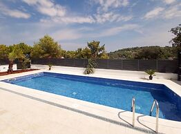 Sunset Villa Aves With Pool, Gym and Sauna