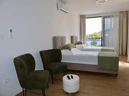 Sunset Villa Aves With Pool, Gym and Sauna