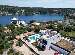 Sunset Villa Aves With Pool, Gym and Sauna