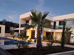 Sunset Villa Aves With Pool, Gym and Sauna
