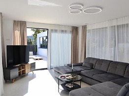 Sunset Villa Aves With Pool, Gym and Sauna