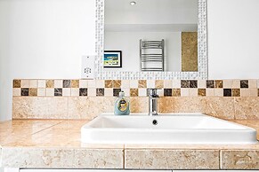 Bakersfield Retreat - From 200 Per Night