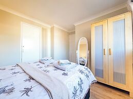 House - Sleeps 7, Private Garden & Parking