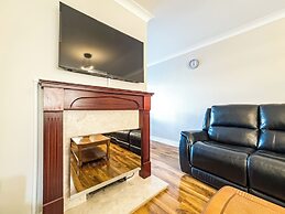 House - Sleeps 7, Private Garden & Parking