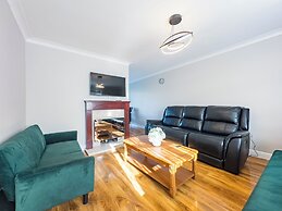 House - Sleeps 7, Private Garden & Parking