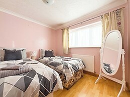 House - Sleeps 7, Private Garden & Parking