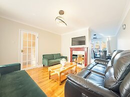 House - Sleeps 7, Private Garden & Parking