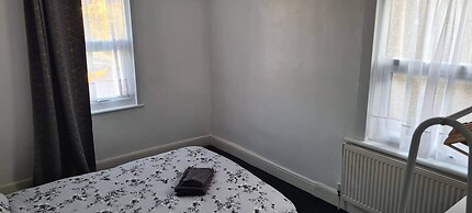 Cosy 2-bed Apartment - Sleeps 4 & Central