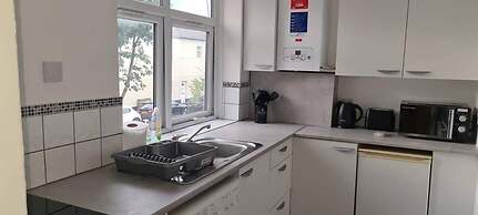 Cosy 2-bed Apartment - Sleeps 4 & Central