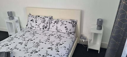 Cosy 2-bed Apartment - Sleeps 4 & Central