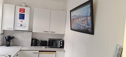 Cosy 2-bed Apartment - Sleeps 4 & Central