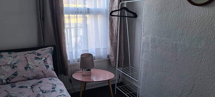 Cosy 2-bed Apartment - Sleeps 4 & Central