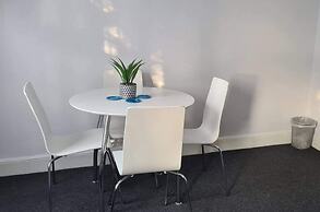 Cosy 2-bed Apartment - Sleeps 4 & Central