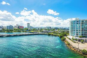 Oceanfront Balcony Access to Pool Condado Area