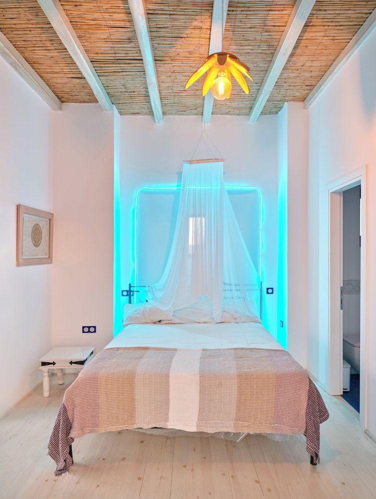2 Bed Villa - Sleeps 6 - Pets - Pool - Parking