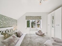 Central Bowness 2-bed Apt, Sleeps 4 With Parking