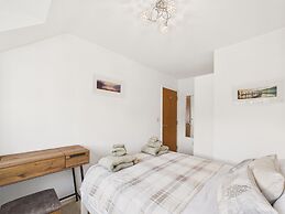 Central Bowness 2-bed Apt, Sleeps 4 With Parking