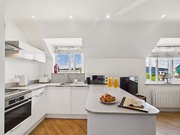 Central Bowness 2-bed Apt, Sleeps 4 With Parking