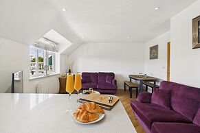 Central Bowness 2-bed Apt, Sleeps 4 With Parking