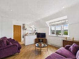 Central Bowness 2-bed Apt, Sleeps 4 With Parking